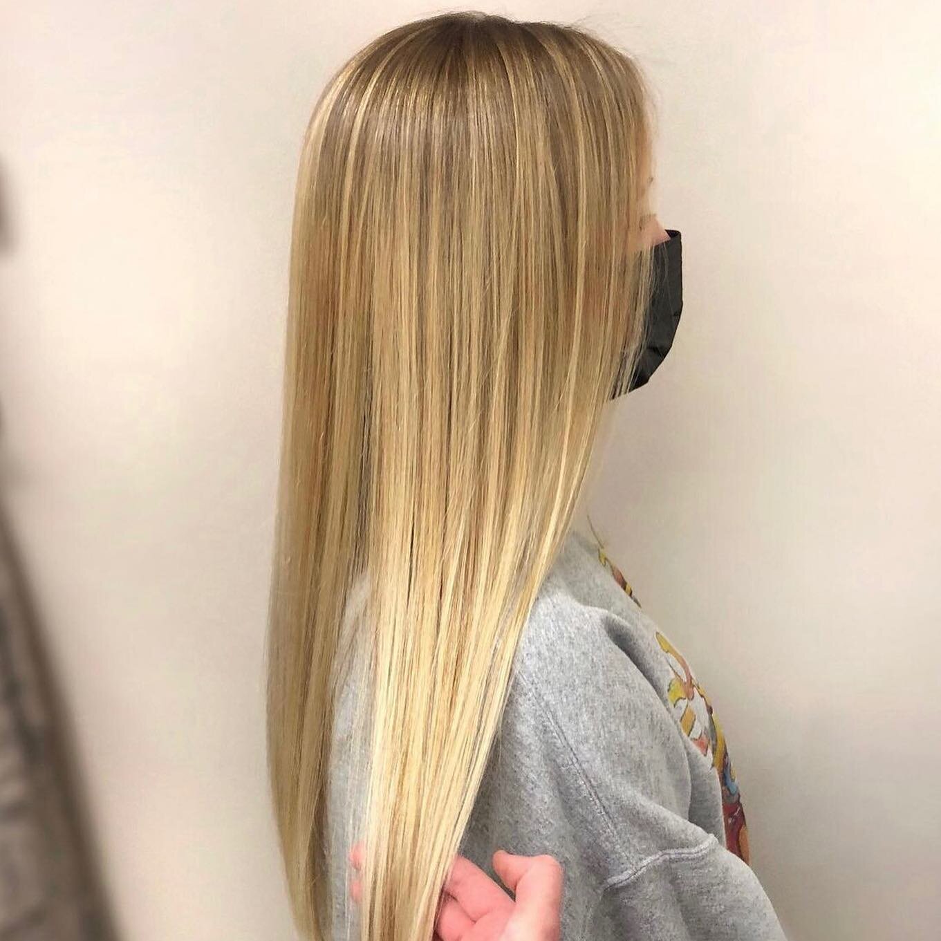 One of the best parts of spring is the hair transformations!☀️

This beauty was ready to go a bit lighter but still wanted something that would grow out soft and not require too much maintenance 

We created a custom plan that gave her the best of bo