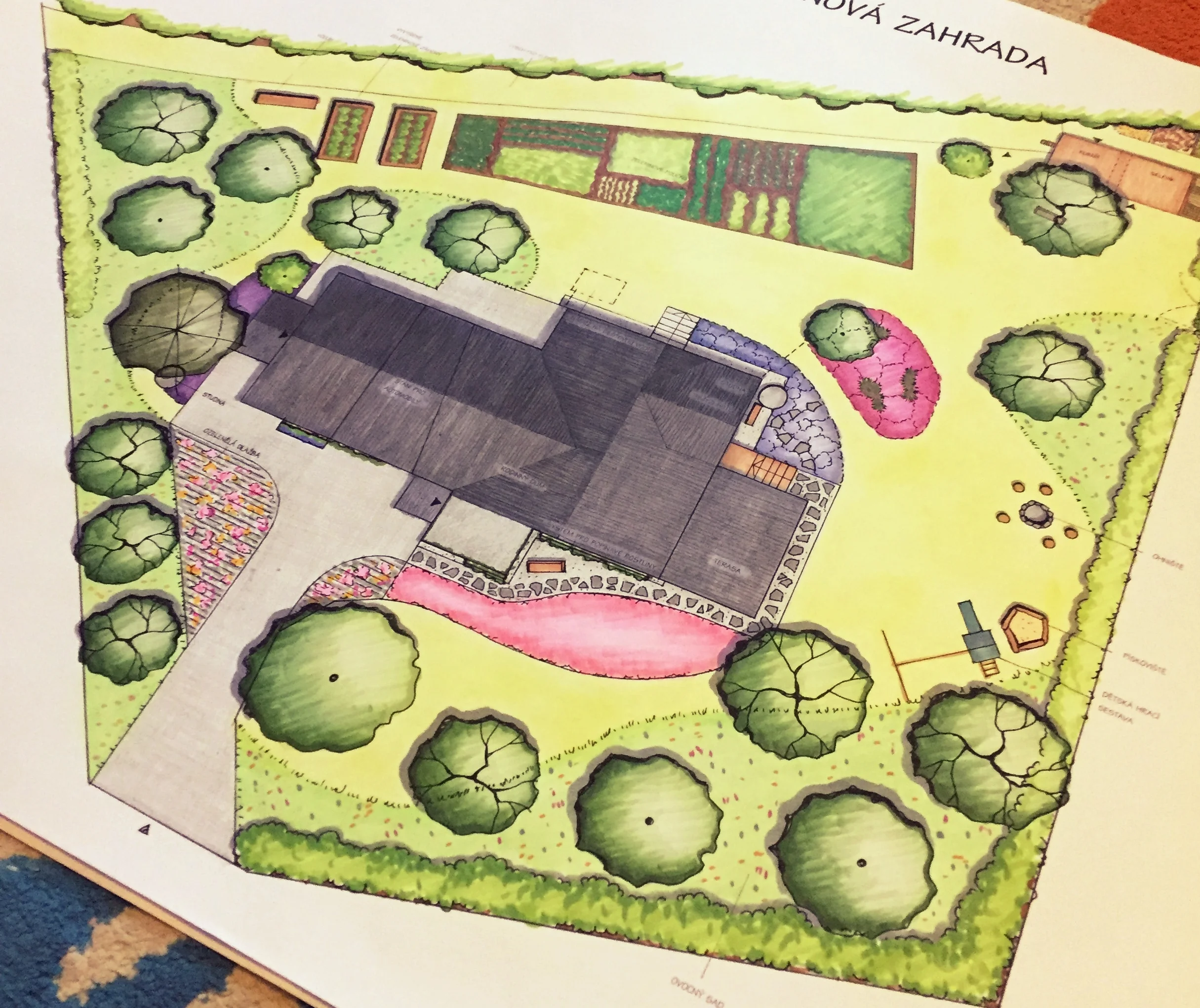 V zahradě najdeme kvetoucí louky pod korunami ovocných stromů, předzahrádku s barevnými květinami našich babiček. Záhony s kyprou hlínou, kde s chutí&nbsp;zaboříte ruce a vypěstujete zdravou zeleninu, pestrou škálu keřů s drobným ovocem,&nbsp;dešťov…