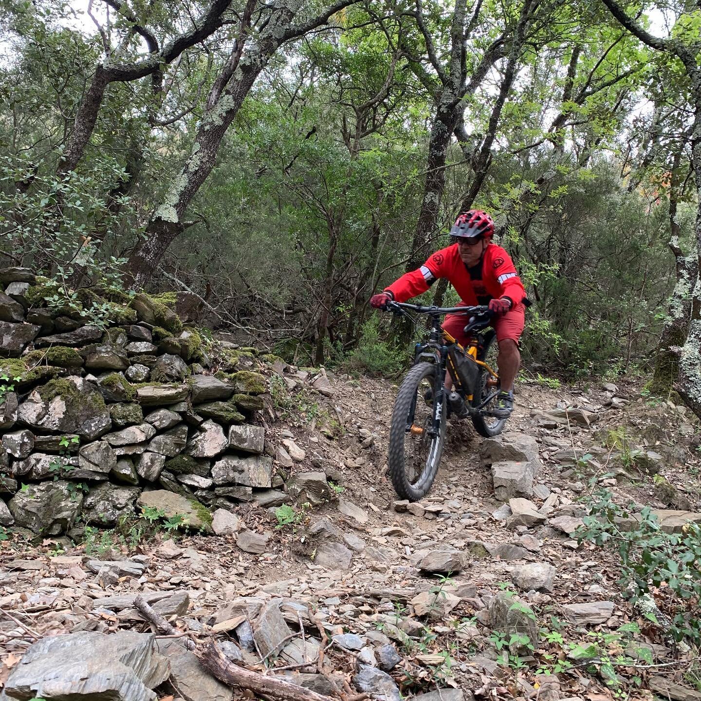 Yann of 🔥 today, @damienoton watch yr 6! @dede66po sending it, bon dimanche tous. Great ride, old favourites and a trail that always tries to kill me. #fasterthanyou #redbaron #habilleurduhardtail #vtt #mtb #mountains #pyrenessorientales