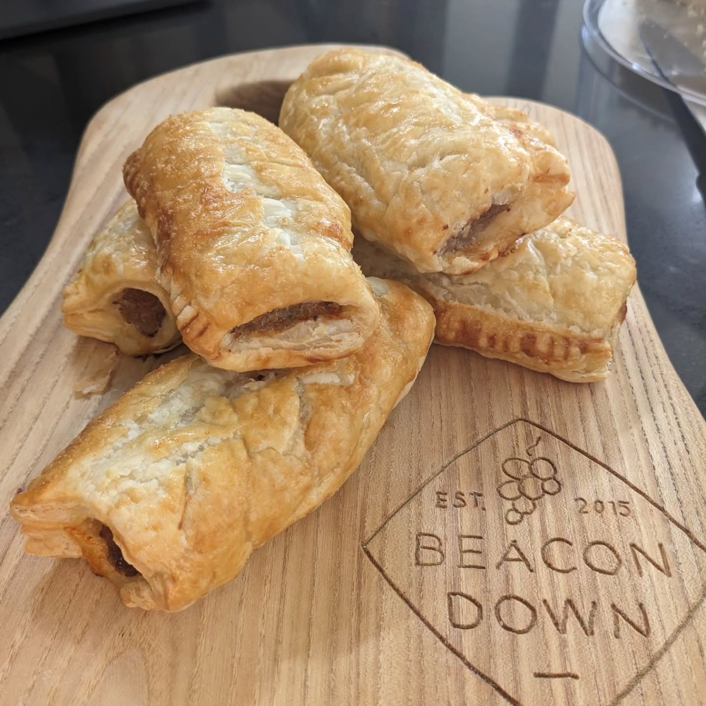 Fresh out the oven, pork and leek sausage rolls available today at the vineyard. And we have a yummy veggie version too with mushrooms, leeks, walnuts and chestnuts.

Open until 6pm today for lunches, cakes, coffee and wine.