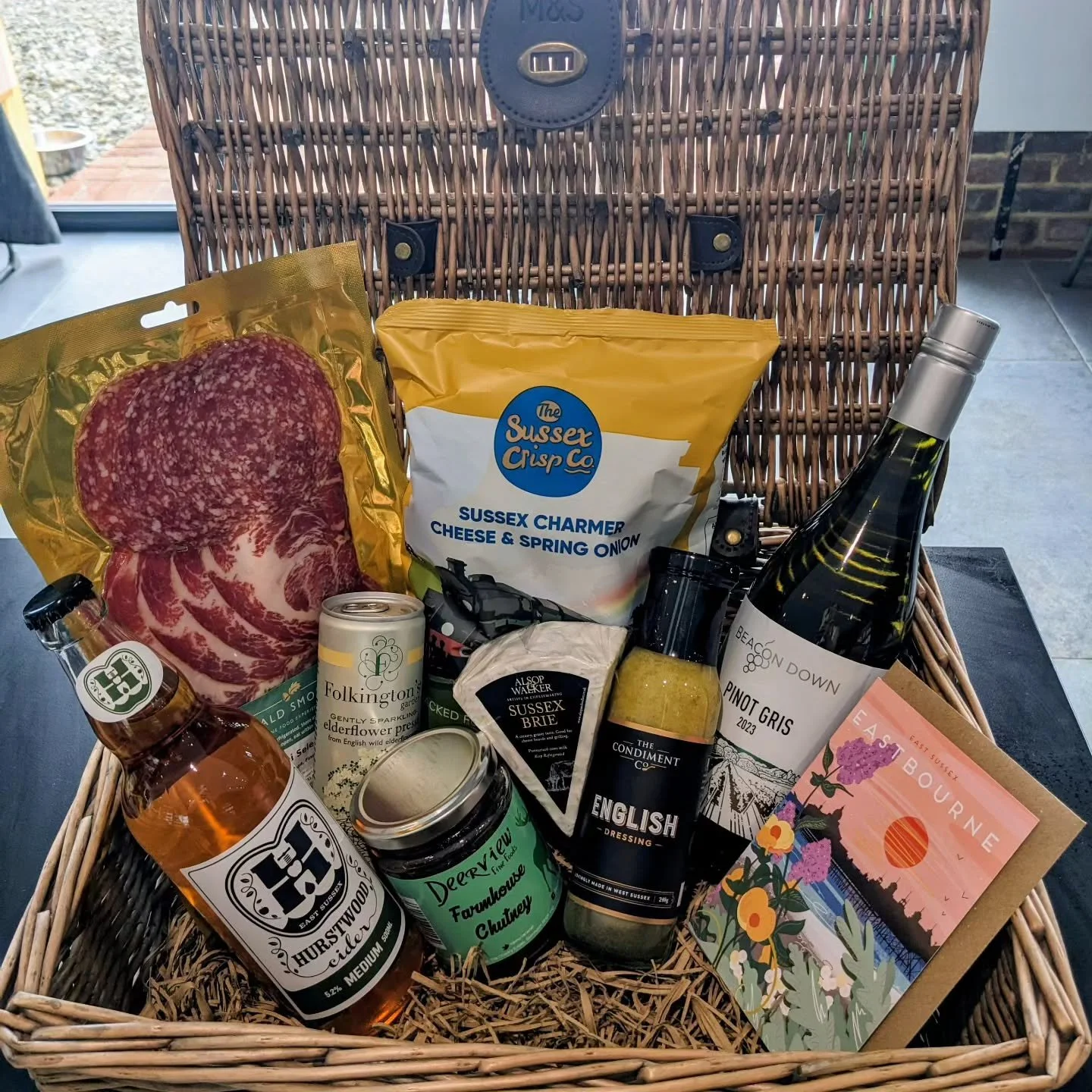 Let's do another hamper shot! More wonderful Sussex products, all available at the shop. Local cider from @hurstwoodcider, greetings cards featuring beautiful Sussex views from @onneke, salad dressings from @thecondimentco, crisps from the @sussexcri