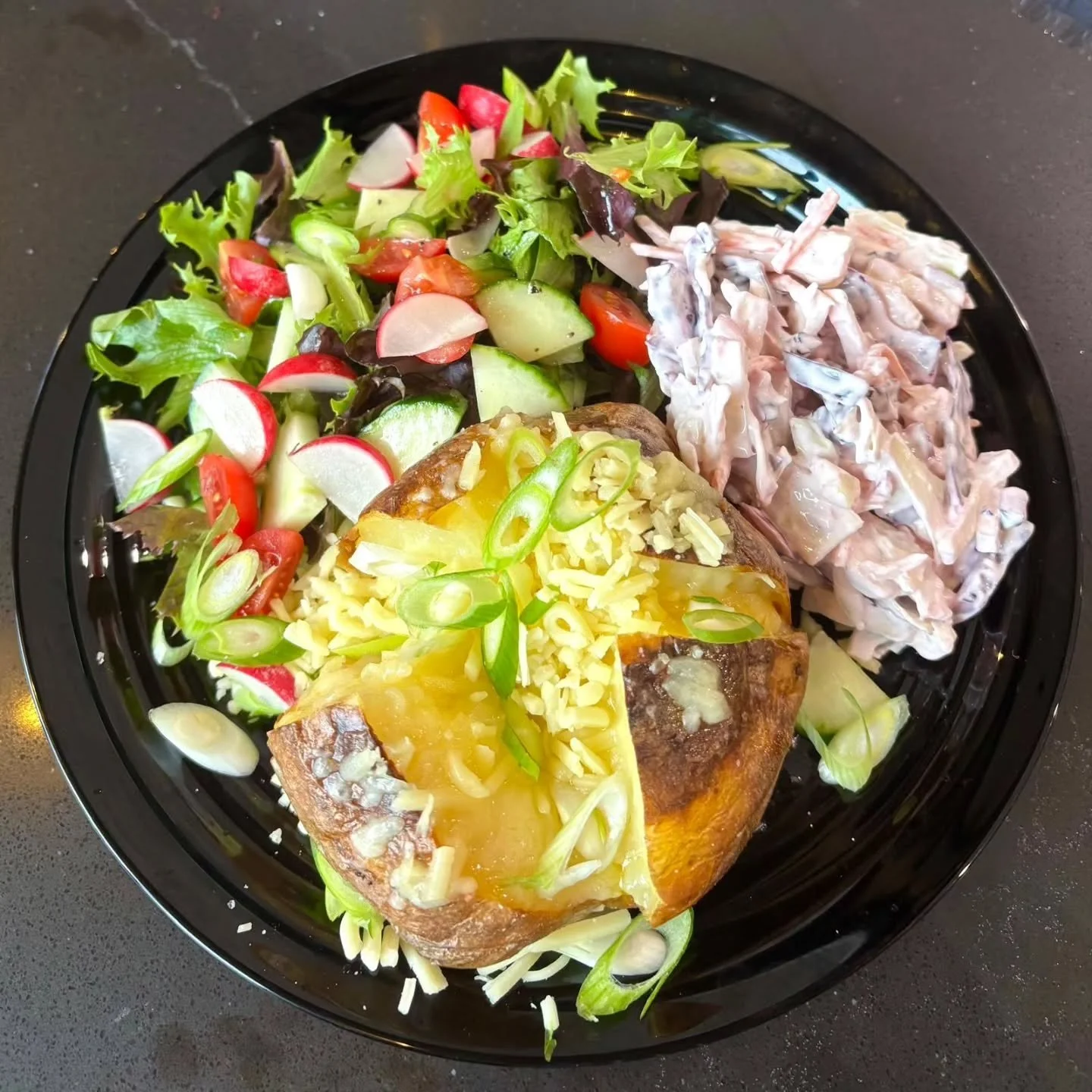 Autumn delights at the vineyard - jacket potato with Sussex charmer 🧀 and spring onions, caramel and apple cake and blackberry loaf cake. Escape the rain in our cosy cafe and enjoy the lovely vineyard views! 🎃🍇🍏☕🍾🍰🧀🥔

#autumnmenu #coffeeandca
