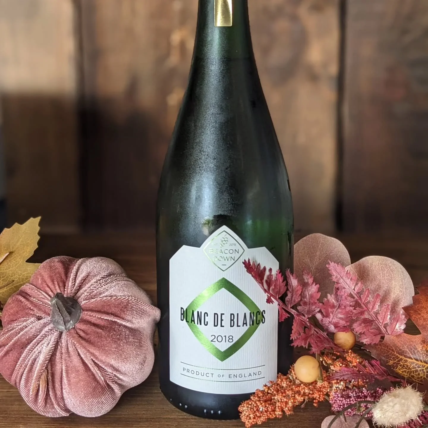 Our delicious premium sparkling wine, the Blanc De Blancs 2018 back in stock and available for tasting in the cafe today! Open until 6pm at the vineyard shop/cafe.

#chardonnay #blancdeblancs #englishwine #shoplocal #supportsmall
