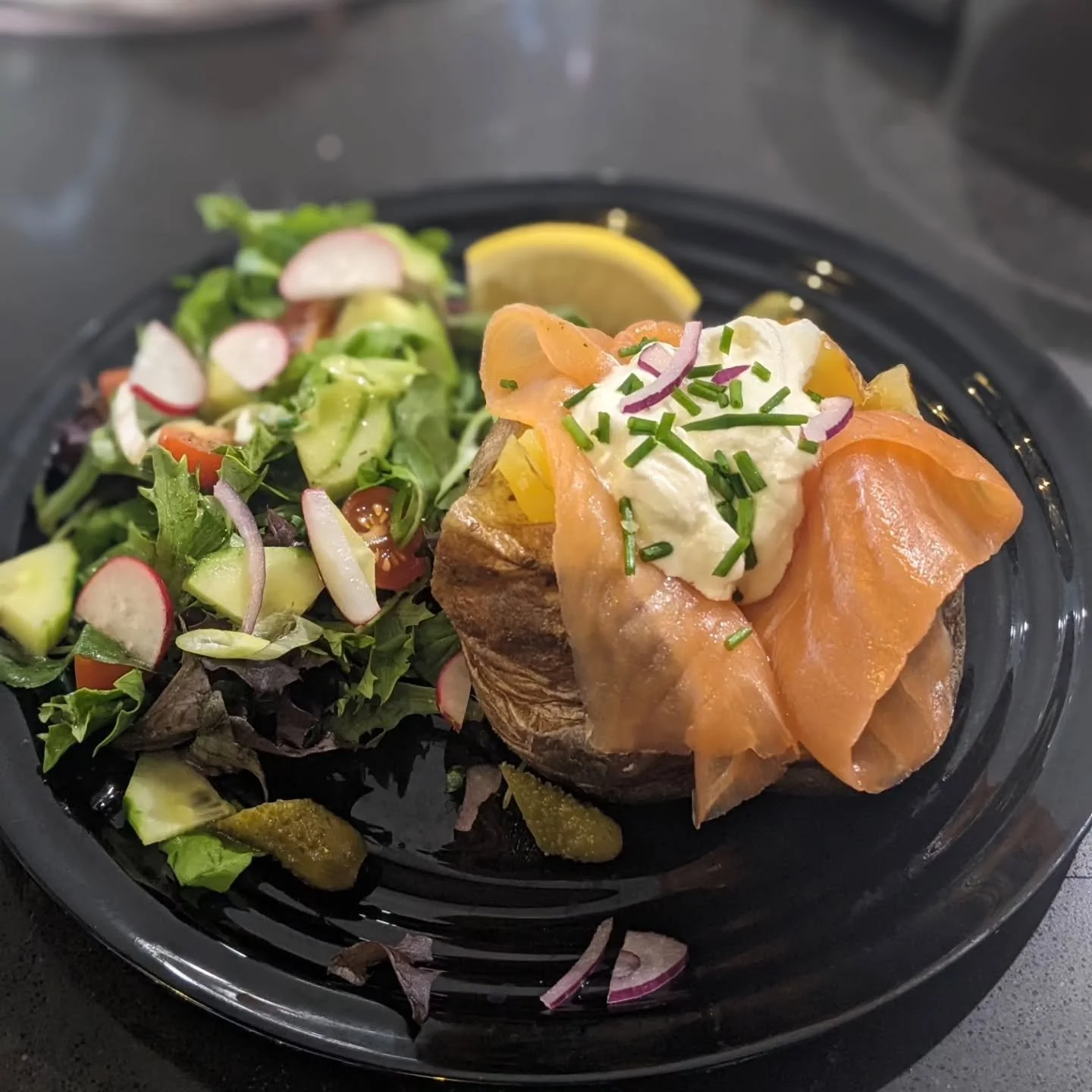 Out for a Sunday stroll after the storm? Pop by for a jacket potato; this is our @thewealdsmokery smoked salmon, sour cream and chive version. Plus lots of lovely cake and wine. Open until 5pm today.
#englishvineyard #jacketpotatoes #sundaystroll