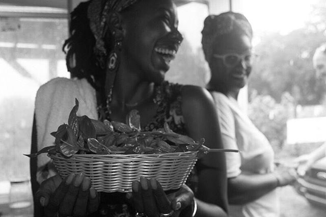 👥.⠀
black women⠀
black hands⠀
black laughter⠀
black lands⠀
#ourmotherskitchens2018⠀
#blackgirlmagic⠀
#sisterhood⠀
#insearchoffreedom⠀
📸: @AllWolfNoSheep