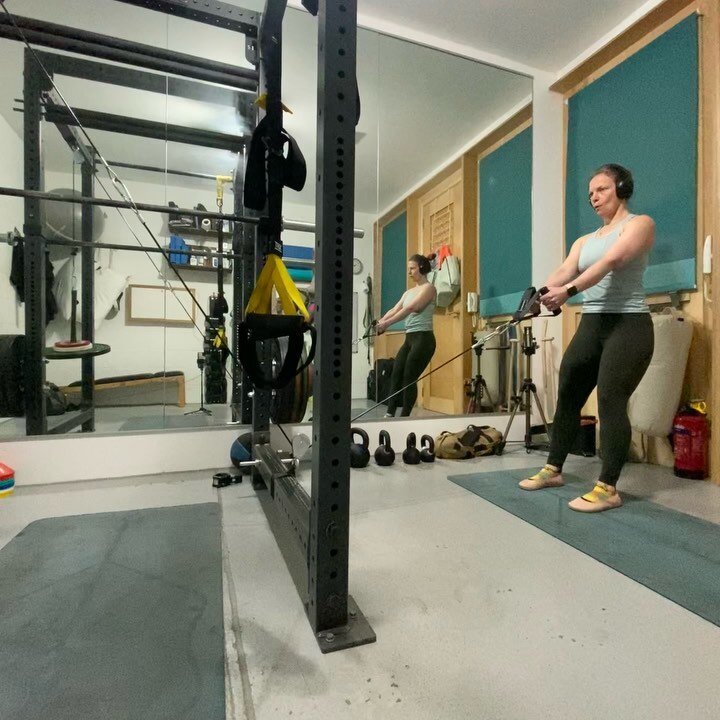 Functional Trainer.
.
My favourite piece of gym equipment as it&rsquo;s very versatile.
.
Yesterday&rsquo;s workout was:
.
Squats+rows x 12 reps
.
Lat pull down + fly
.
Squat + core press + wood chop
.
Leg raise + scissor legs for core
.
Rotational p