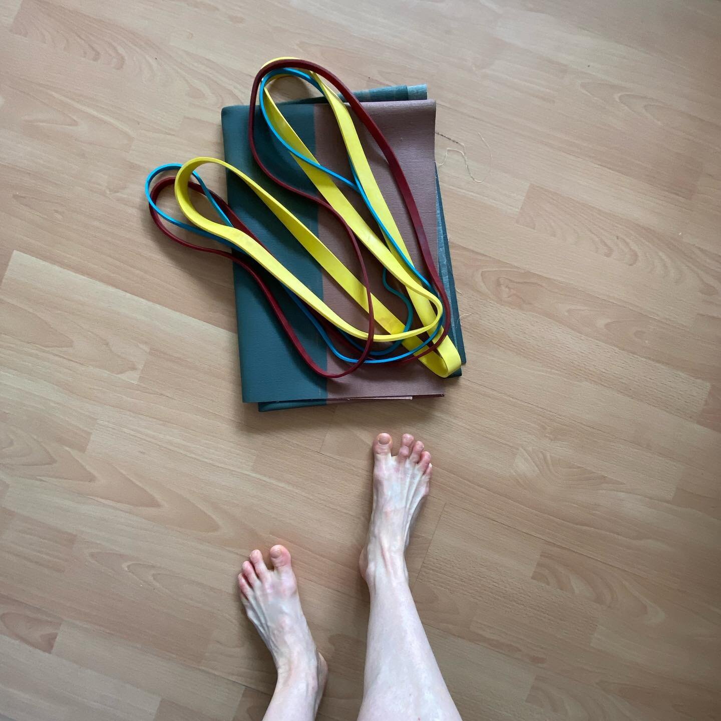 Resistance training using bands vs weights.
.
This weekend has been mostly writing a lot of words. However, between words I have been able to get in a couple of workouts using my home toolkit ➡️ 5kg, 15kg and 25kg resistance bands.
.
A scoping review