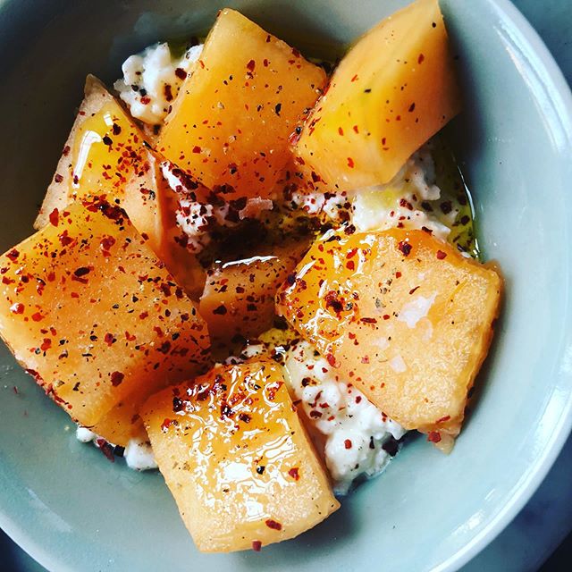 Cottage cheese, cantaloupe, black pepper, red chile flakes, Maldon salt, evoo #snackswithoutanchovies