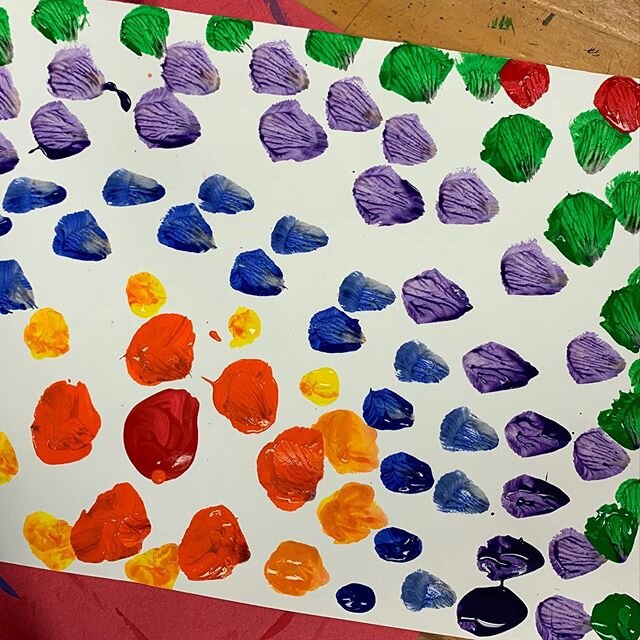 kindergarteners learned about artist alma thomas and ROYGBIV today... so fascinating to see the variety of brushstrokes and color patterns
#rainbow #roygbiv #almathomas #kindergardenart #elementaryart