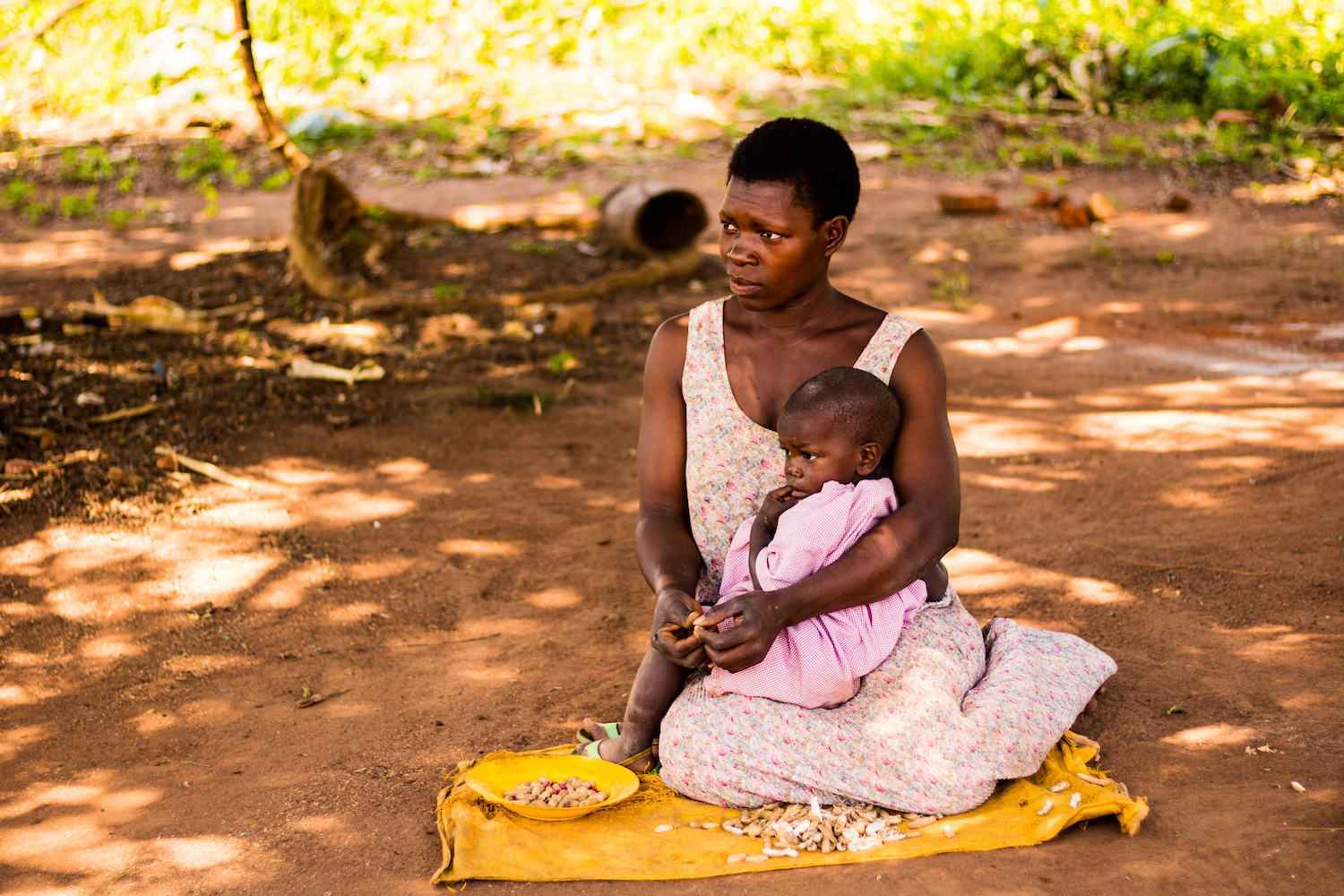  Women in the villages of Busoga often must supervise their babies and toddlers as they perform the domestic duties for which they are responsible. 