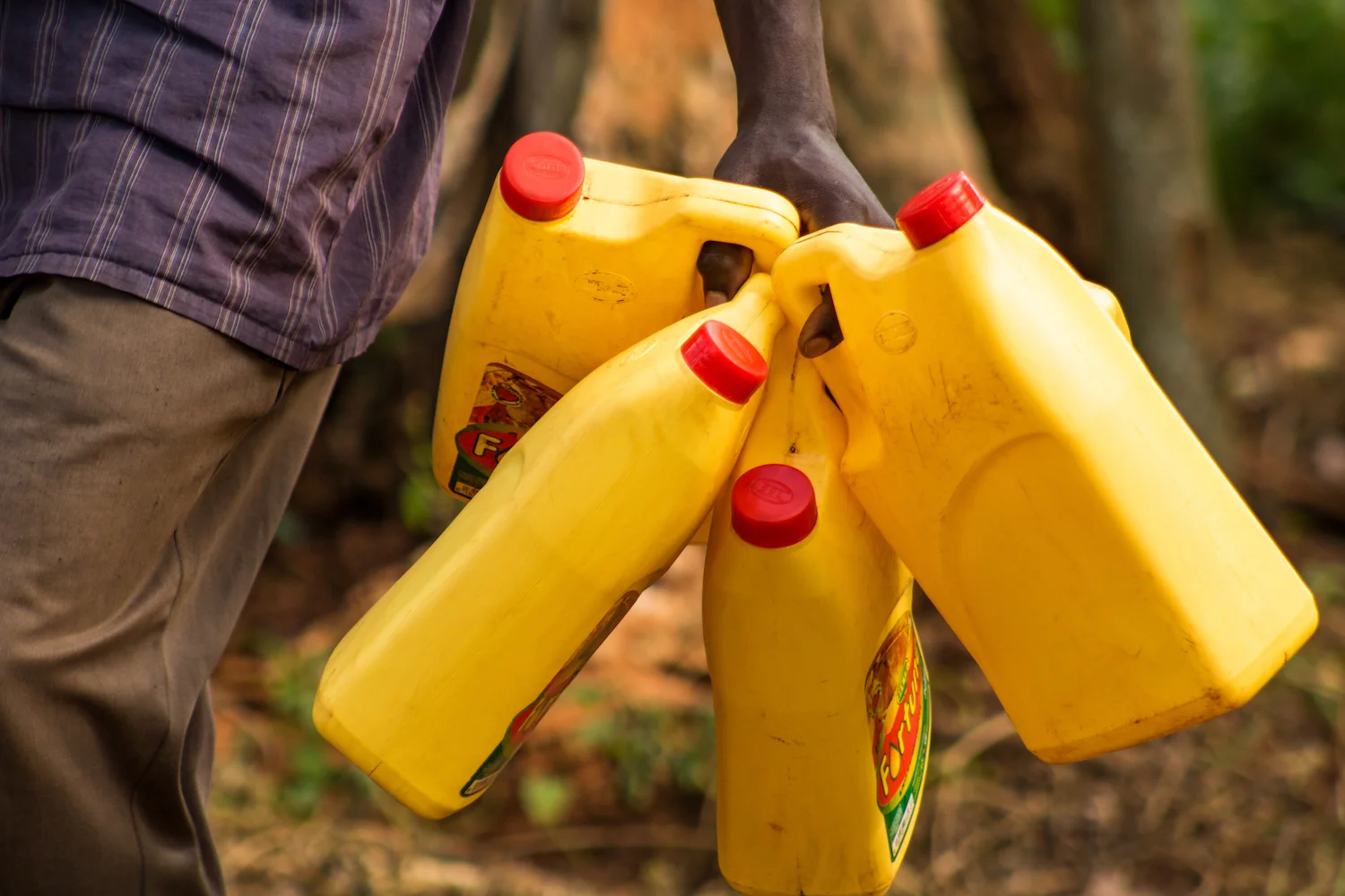 At the end of the triggering, everyone who attended receives a jerrycan and clothesline to build their first handwashing station. The WASH staff empowers people to be creative and build a long-lasting handwashing station that serves their whole family for a long time.