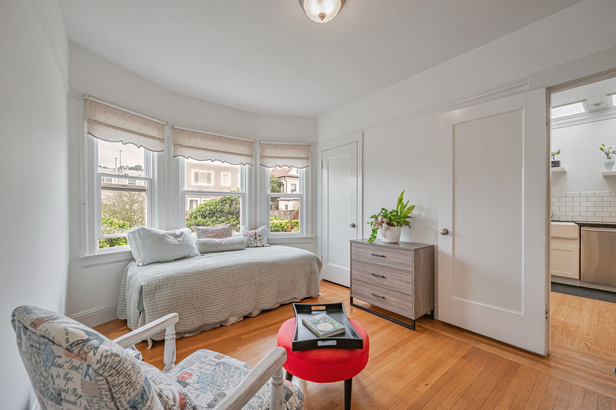 24-web-or-mls-57-rae-ave.jpg