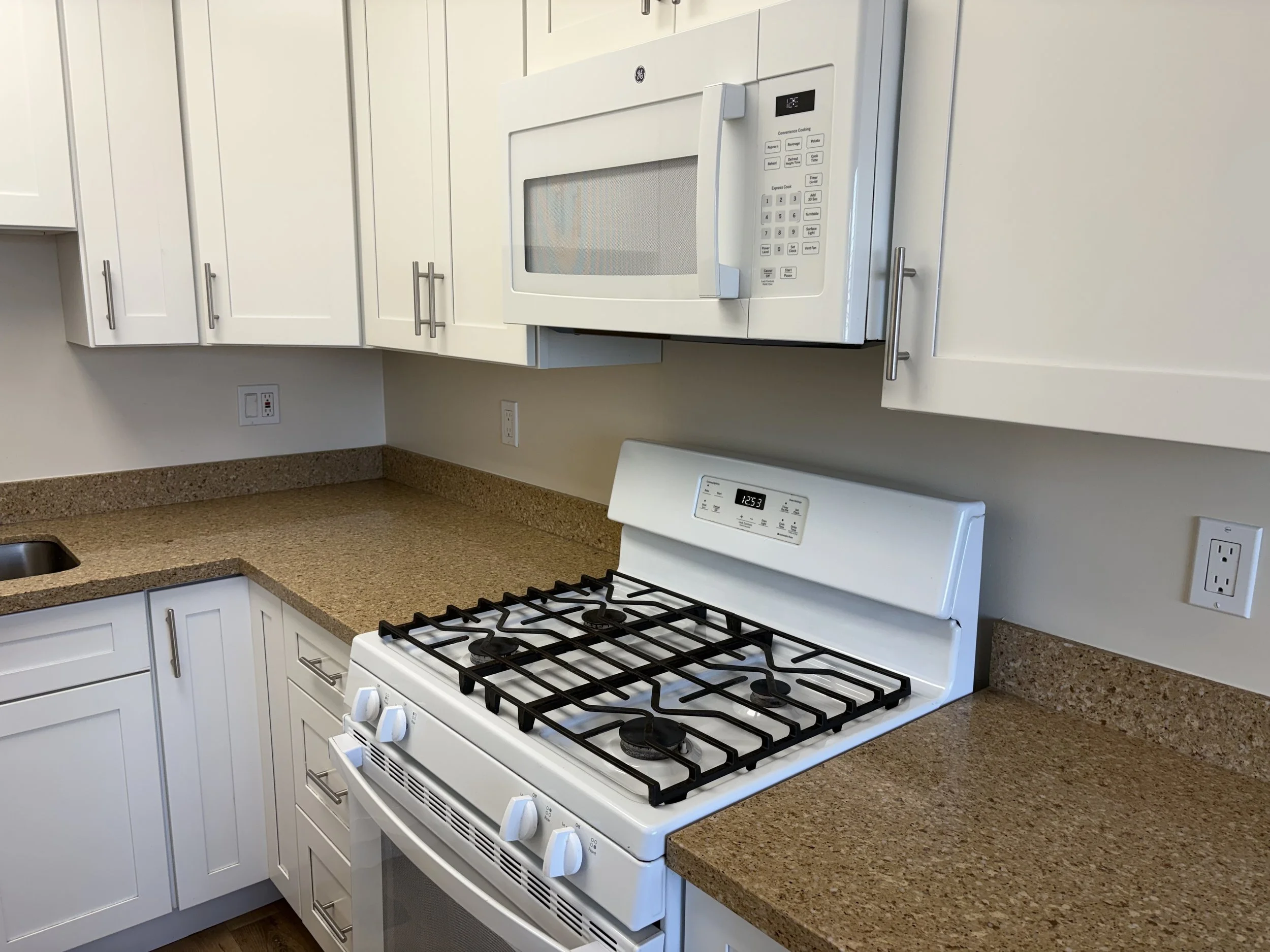 Kitchen 2.jpg
