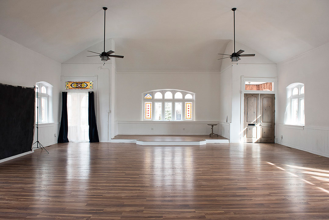 homestudiolist-city-chic-denver-natural-light-photography-studio-rental-photoshoot-1.jpg