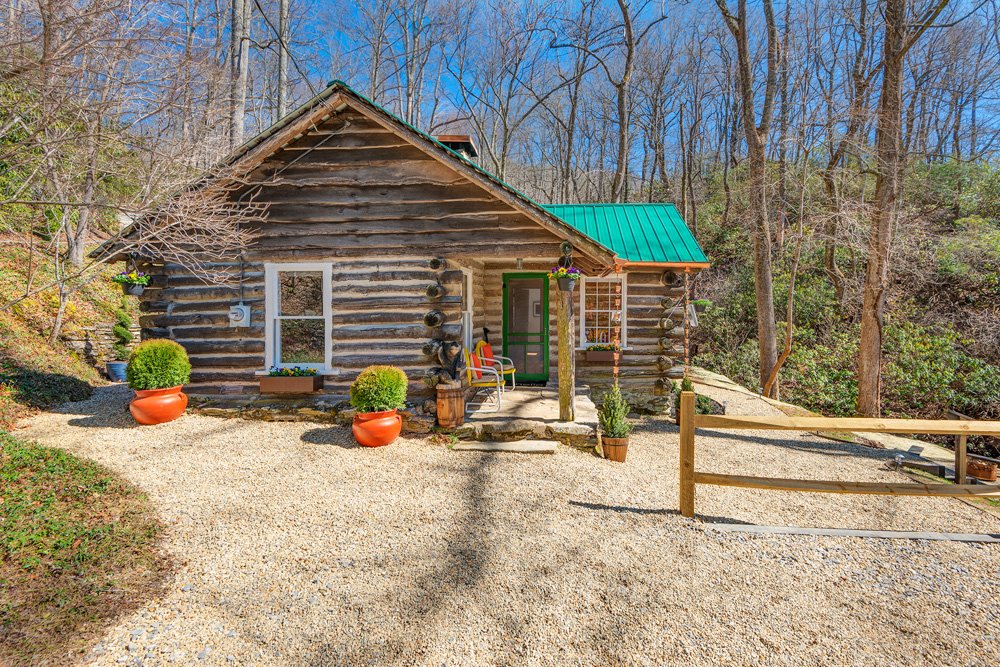 Glenna Cabin-GertonNC-natural-light-photography-studio-lifestyle-photoshoot-location-editorial-commercial-photography-2.jpg