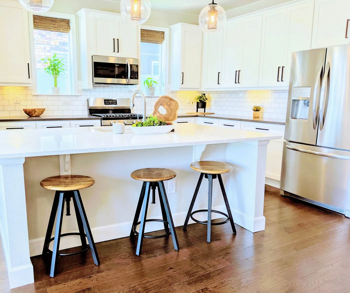 Monochrome Modern: $100/hr
