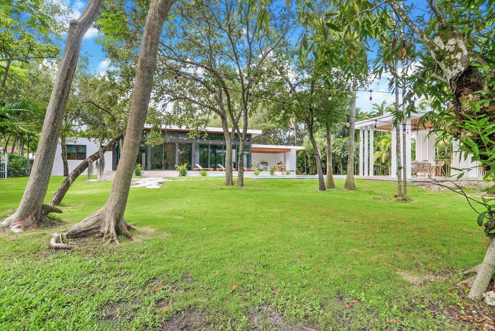 Lush Sanctuary-MiamiFL-natural-light-photography-studio-lifestyle-photoshoot-location-editorial-3.jpg