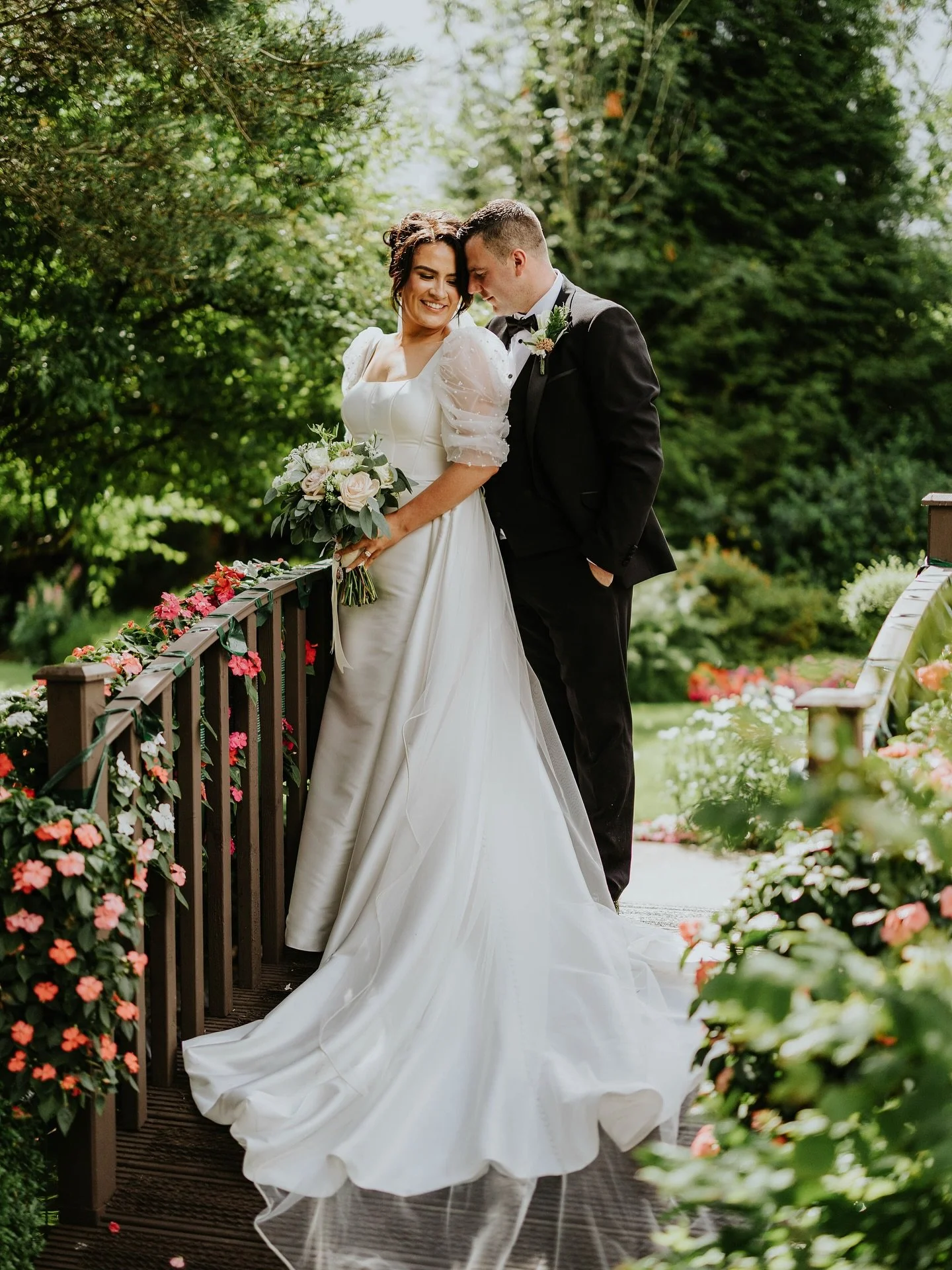 Bernice &amp; Peter ❤️📸 

@blondieshairsalon87 
@fmmakeup 
@theprofessionalsweddingband 
@rpmmedia.info 
@carrickdale_hotel 
@singerssecreto