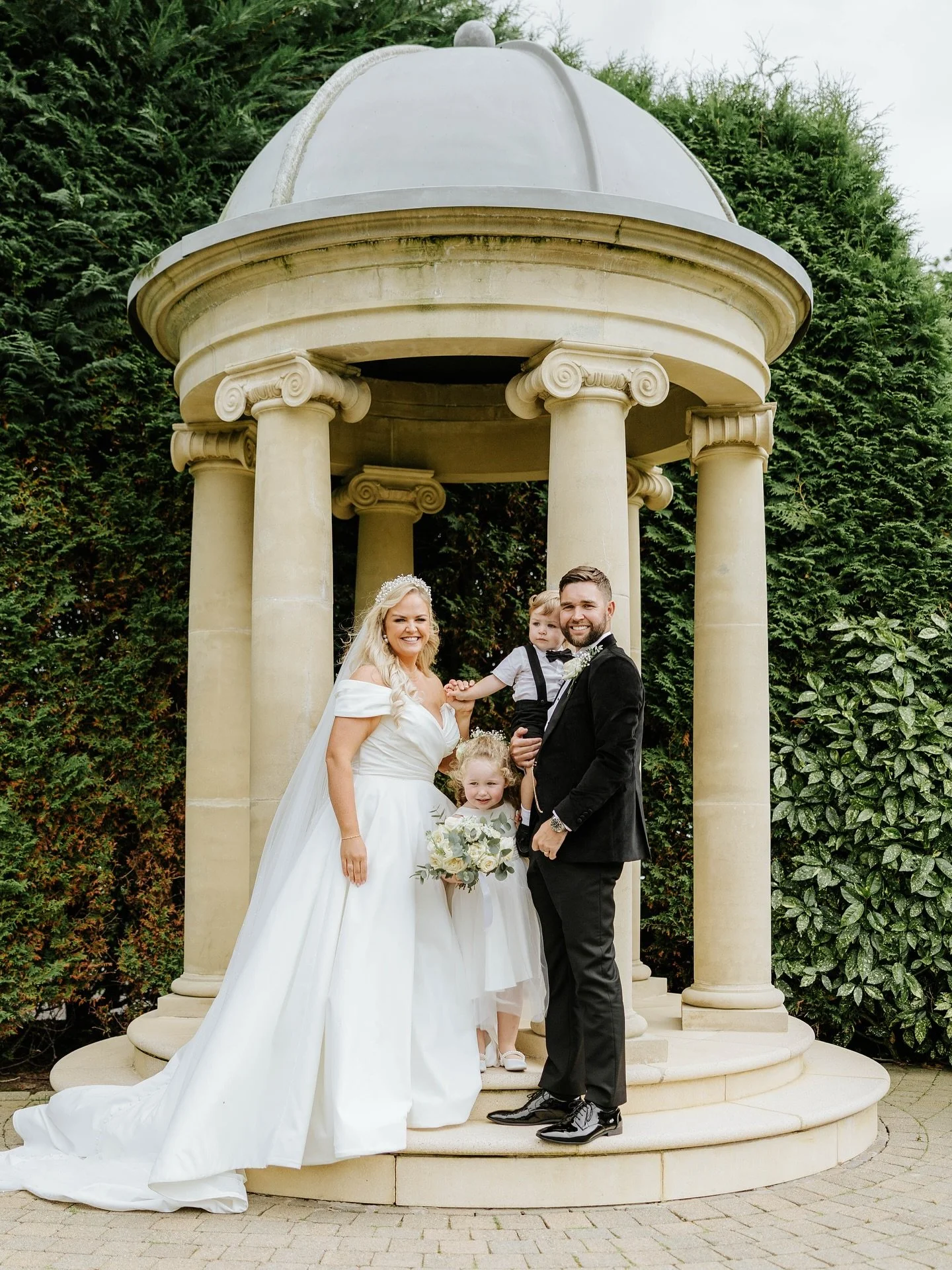 Cara &amp; Conor ❤️📸

@laoisekerr 
@mickyd202 
@sjweddingcontentcreator.ni 
@gerardcreightonfilms 
@bloomsandballoonsni 
@dj_magiggs 
@djryana 
@annamooremusic 
@trad_dispute 
@tullyglasshotel