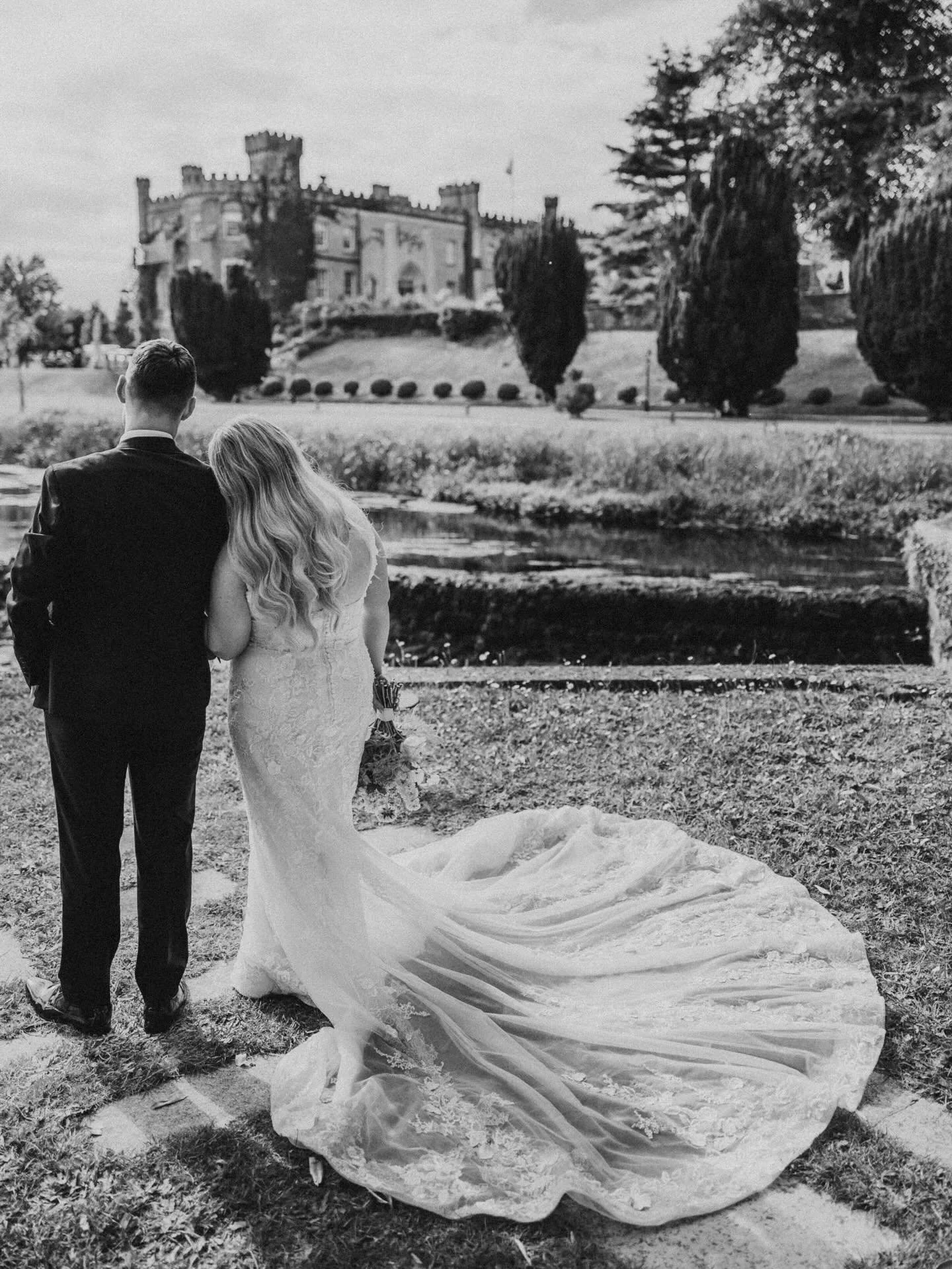 Dearbh&aacute;ile &amp; Caoal&aacute;n ❤️📸

@ianhigginsonmedia 
@bycharlotte_floraldesign 
@dj_magiggs 
@starcarhire 
@maidbysineadbridalmakeup 
@aislingbranniganhair 
@fainnemusic 
@ivoryandpearl 
@kellyblackdesign 
@mccallsoflisburn 
@thedresshous