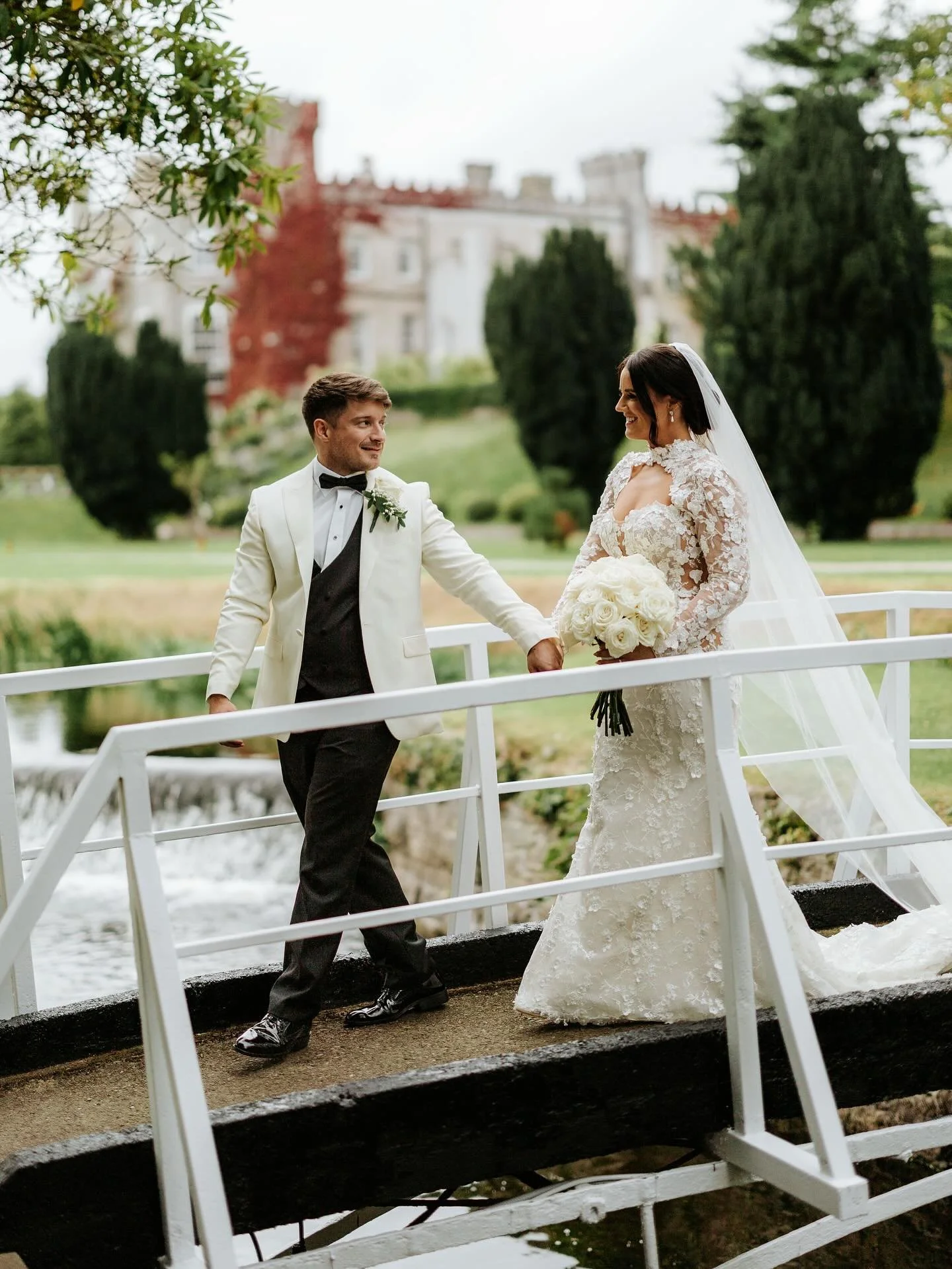 Shauna &amp; Mark ❤️📸

@bellinghamcastle 
@hairretro_ 
@corneliaann.glam 
@sneakpeekcontentcreations 
@weddingflowerscherishedmoments 
@devinemomentsweddingfilms 
@inclovermusic 
@thenooksmusic 
@jeune.bridal 
@northernlightseventhire 
@singersbysur