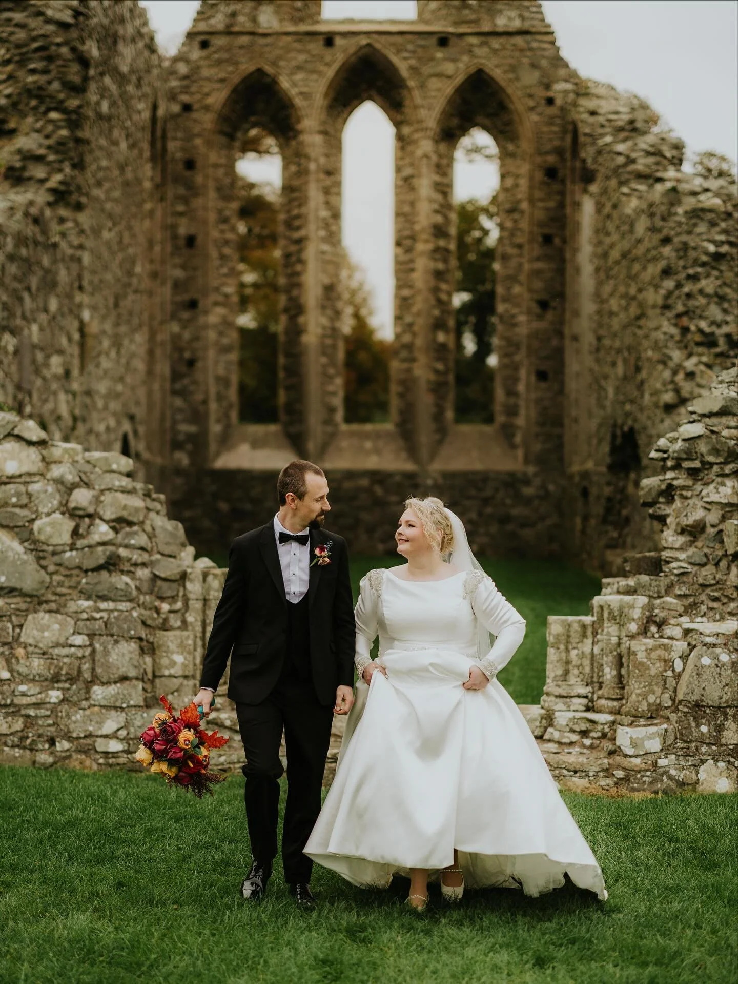 Jess &amp; Callum ❤️📸

@megan.s_hairstyles 
@helen_mcclurg_makeup 
@thecakeroomstrangford 
@burrendalehotel 
@thejustadamband 
@curvychicbridal 
@vintageweddingcarsni