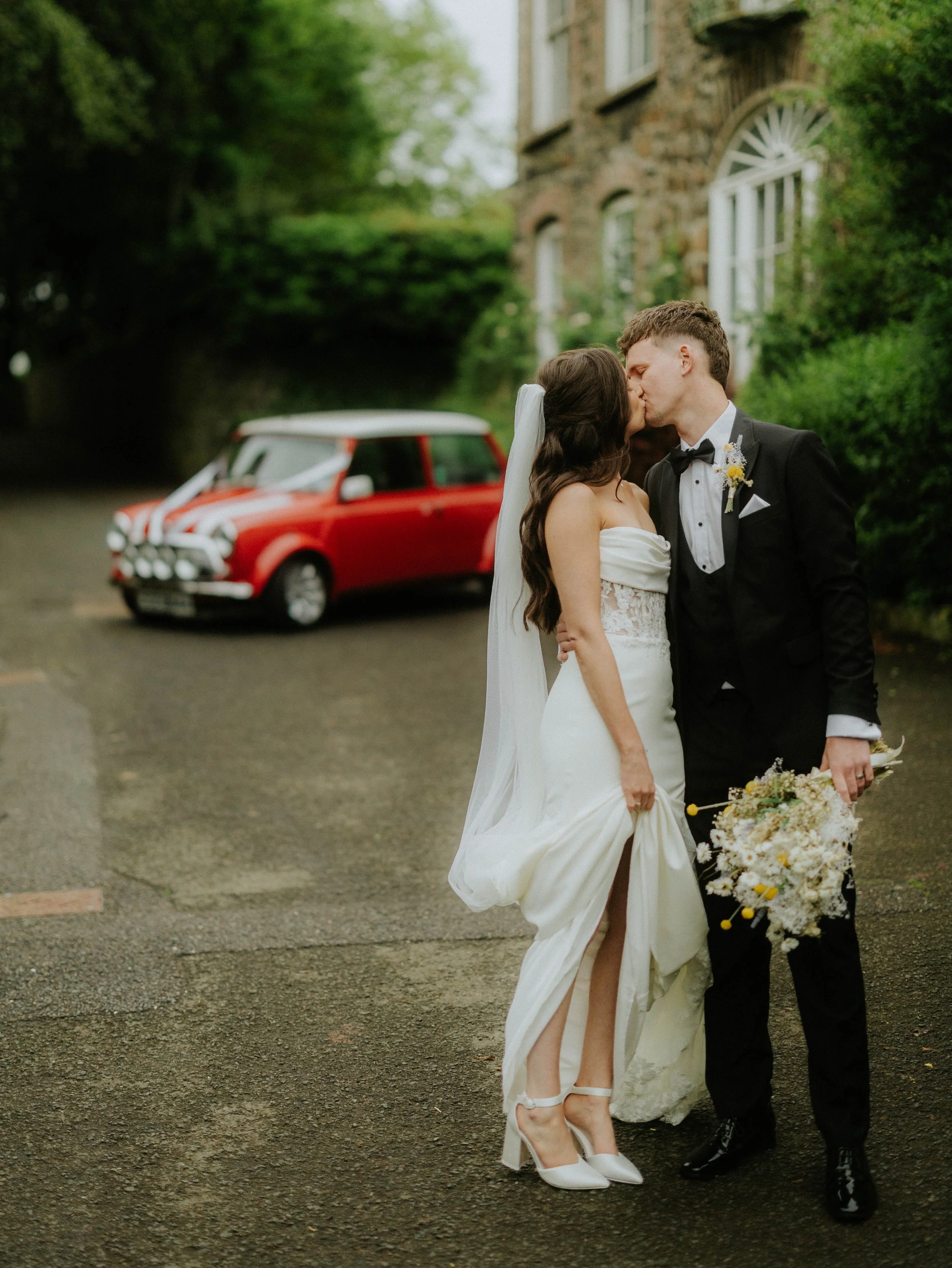 Becky &amp; Andrew ❤️🫶🏻

@dunadryhotelandgardens 
@letsfaceitcreation 
@pronuptiabridalbelfast 
@jennifermacp 
@makeupbynataliemcnab 
@bakelarne 
@steven.hastings.music 
@djryana