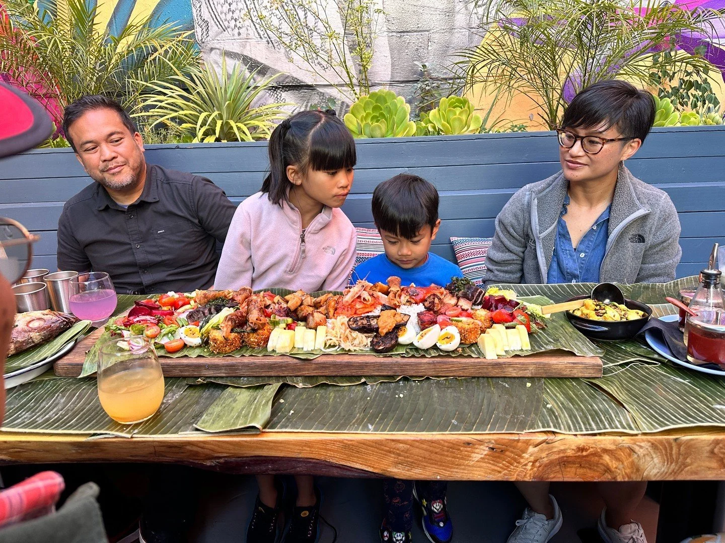 😍👨‍👩‍👧‍👦 Gather your loved ones and dive hands-first into a feast that celebrates gratitude this thanksgiving season. #KamayanBliss 🦃✨