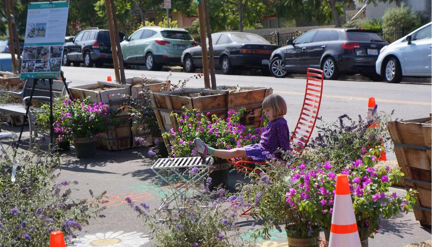 MANGO_Parklet_Installation2.jpg