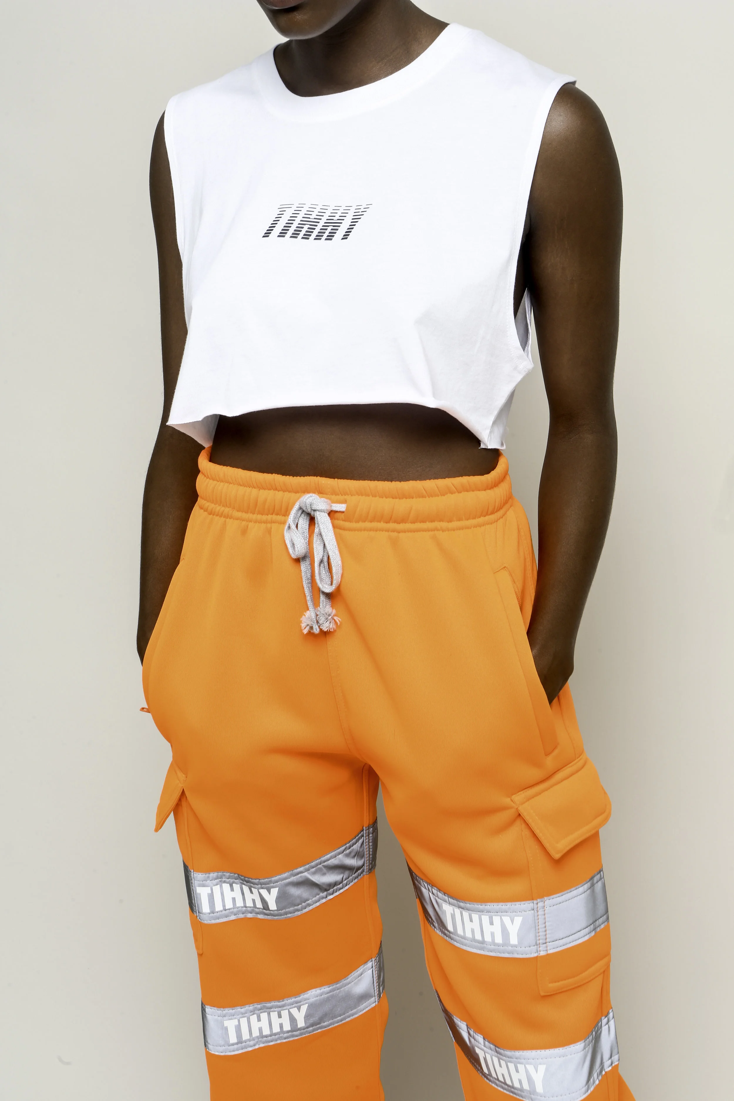 WHITE MUSCLE CROP TANK