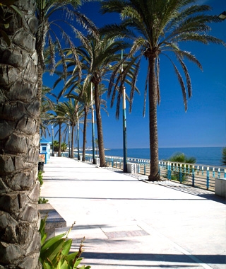 El Paseo Marítimo de Marbella es único para pasear en un entorno incomparable.
