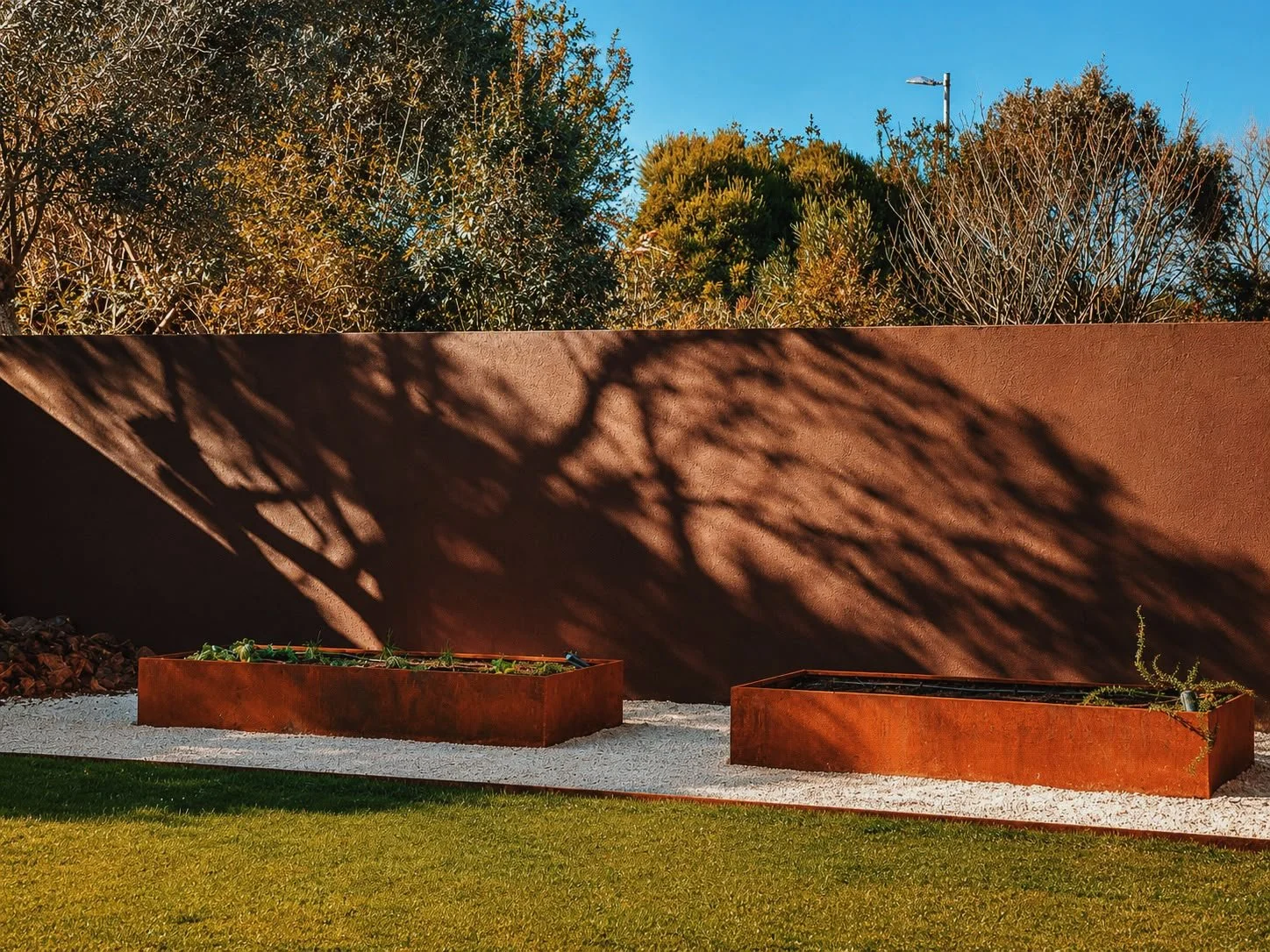 Cultivar nunca foi t&atilde;o elegante. 🌱✨

As hortas em a&ccedil;o Corten da Plantox combinam design, durabilidade e funcionalidade.

O equil&iacute;brio perfeito entre natureza e arquitetura.