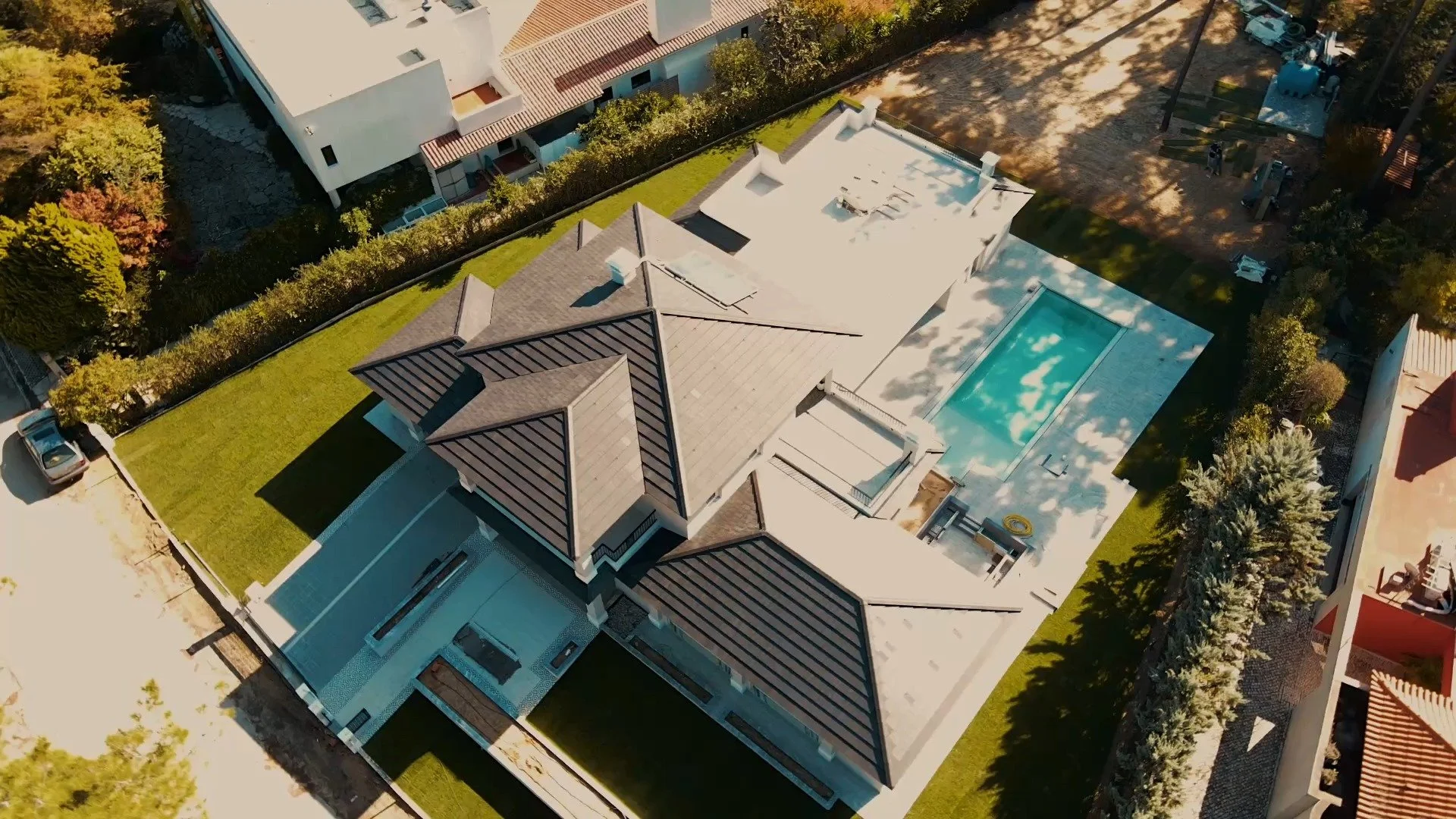 Da terra ao verde perfeito. 🌿

Este projeto na Aroeira acompanha a transforma&ccedil;&atilde;o completa do espa&ccedil;o exterior: da prepara&ccedil;&atilde;o inicial do terreno &agrave; instala&ccedil;&atilde;o da relva natural em tapete pela equip