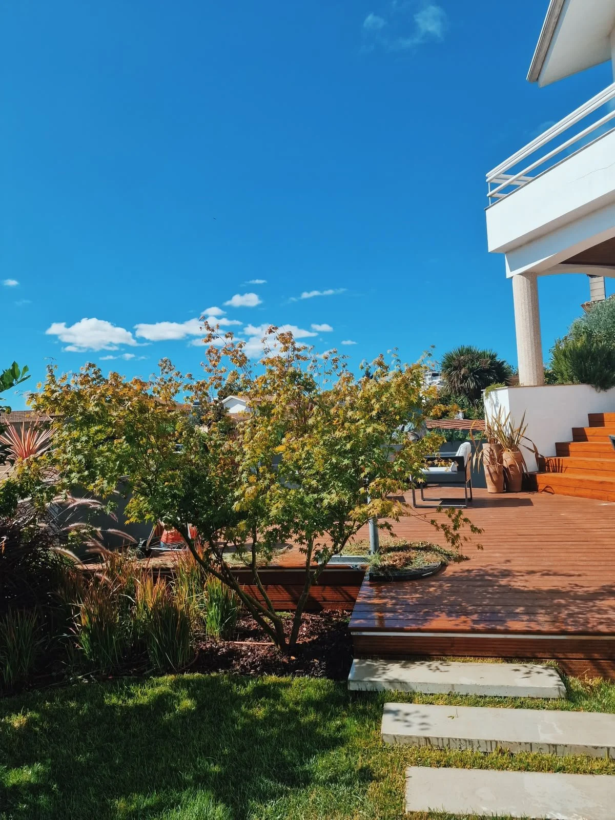 Um projeto exterior desenvolvido com diferentes elementos personalizados e pensados especificamente para este espa&ccedil;o.

Revestimentos em madeira, zonas de deck, bancos integrados, canteiros e percursos foram desenhados e executados &agrave; med