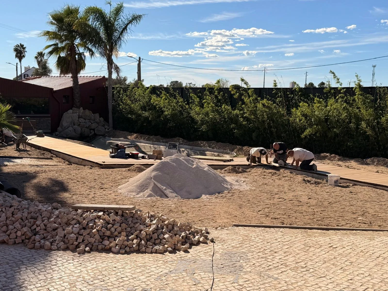 WORK IN PROGRESS 🚧🌿

8 projetos em execu&ccedil;&atilde;o neste momento&hellip;

Partilhamos aqui algumas fotografias de tr&ecirc;s deles.

Em breve mostramos mais do que estamos a preparar... 👀

#Plantox #WorkInProgress #Landscaping #OutdoorLivin