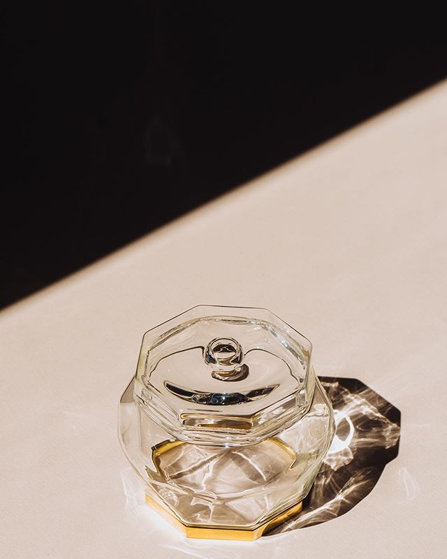 Experience flawless craft with the Diamond Collection. ⁣⁣⁣
⁣
&bull;⁣⁣⁣
&bull;⁣⁣⁣
&bull;⁣⁣⁣
&bull;⁣⁣⁣
&bull;⁣⁣⁣
#bishophouse #glassware #elegant #reflection #light #MO19
