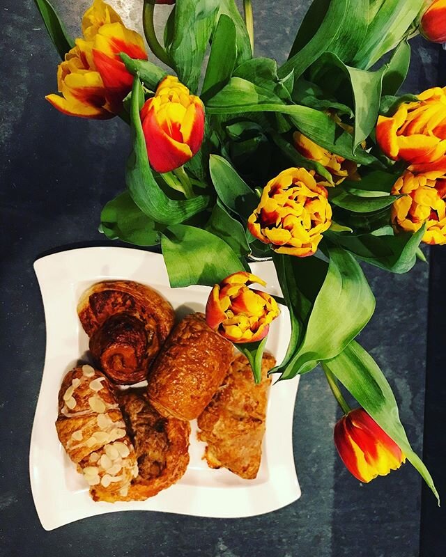 CROISSANT LOVERS UNITE!!! 🥐  we&rsquo;re launching into the weekend with scrumptious croissants from @b._food 🤤 🤤 🤤 🤤
.
.
.
.
.
.
.
.
.

#saturdaymorning #breakfast #foodpic #spring #tulips #handmade #croissant #tarts #freshbaked #localbakery #l