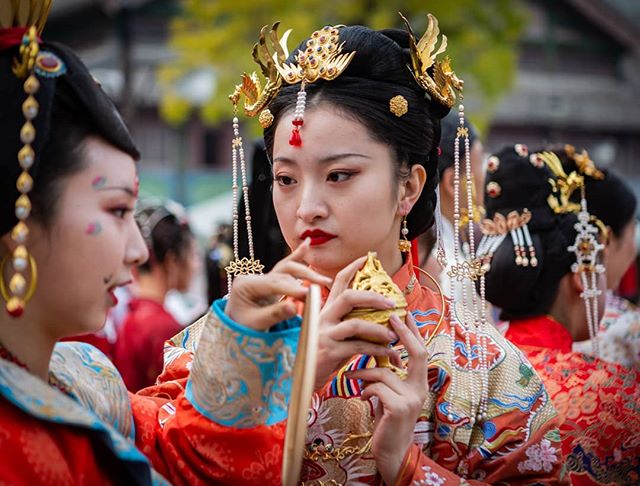 Dressing up in Gubei.
.
.
.
.
.
.
.
.
.
.
.
.
. 
#travelchina #traveltheworld #backpacking #wanderlust #theglobeisbeautiful #travelphoto #travelphotography #travelblogger  #canon #canon5diii #canonphotography #natgeo #nationalgeographic  #photoofthed