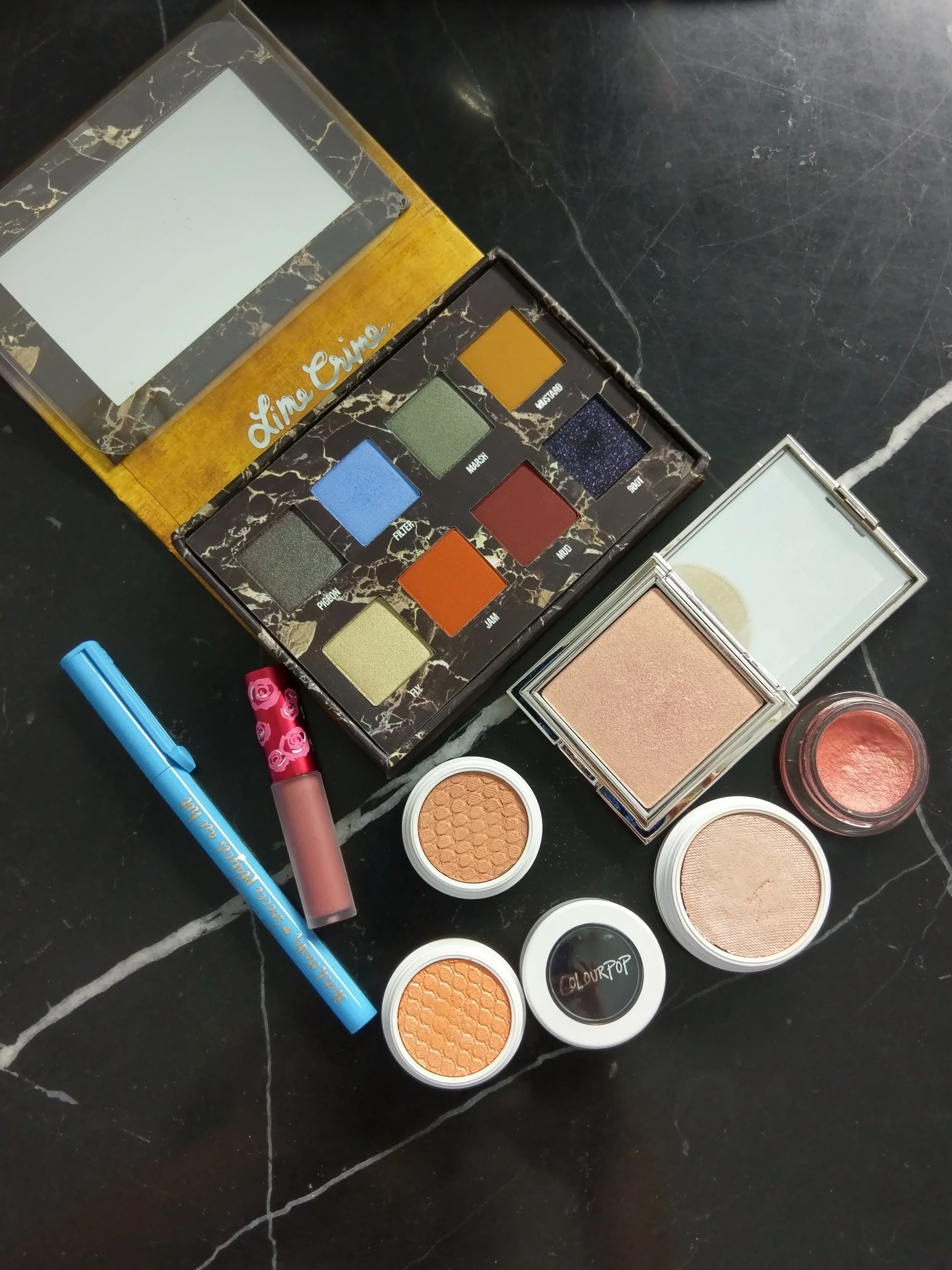 使用色:眼妝 Lime Crime Venus II 眼影彩盤 https://goo.gl/Mo4rOaColourPop 眼影Flipper https://goo.gl/t8iN5n I Spy https://goo.gl/Kz7jdzToo Faced Sketch Marker 眼線液筆 Sky Blue https://goo.gl/k9YMrP唇彩Lime Crime Velvetines 霧面唇釉 Sasha https://goo.gl/HPYHYb頰彩ColourPop …