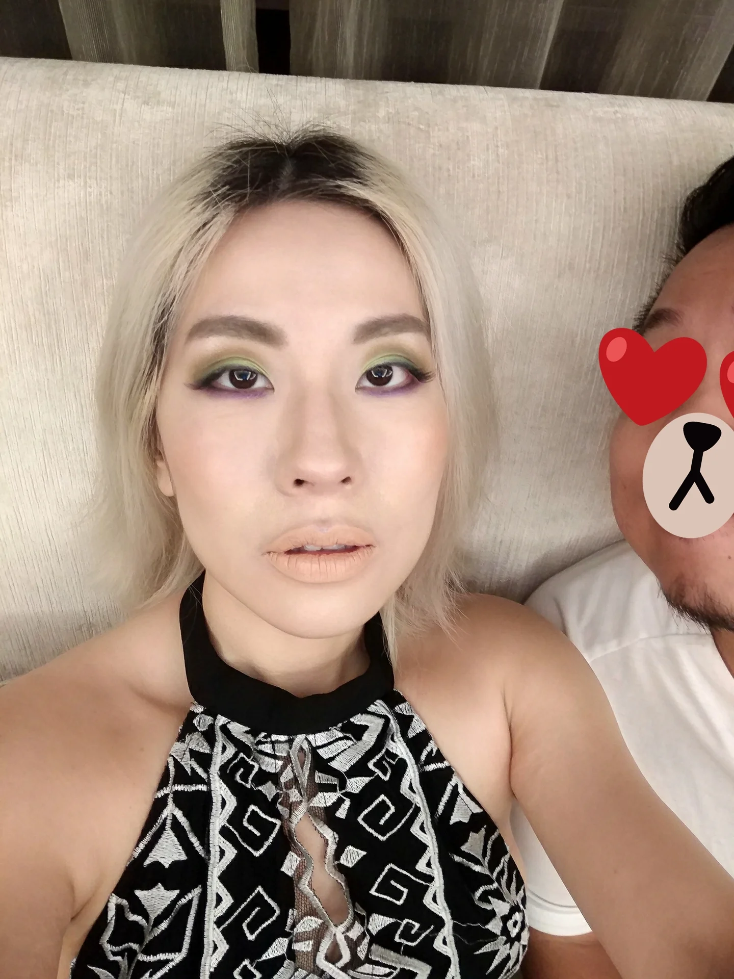 社區大樓樓下的沙發躺著拍燈光挺不賴的,就是有點像在摩鐵^ ^|||