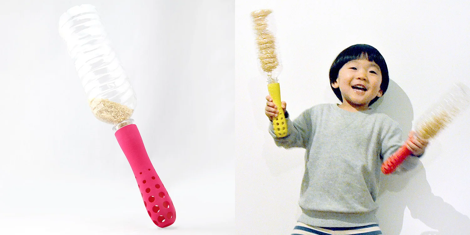 Turning PET bottles into maracas instantly. Put whatever material inside and find your own sound.
