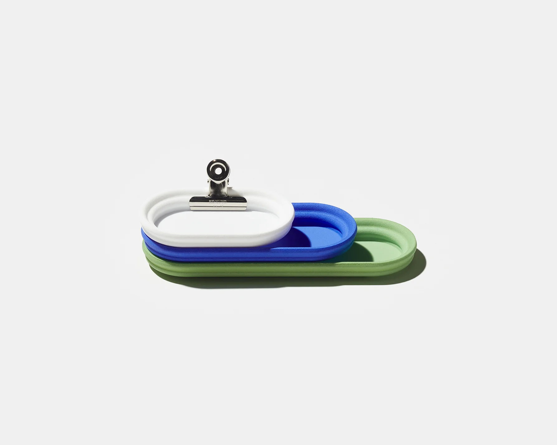 A tray with an edge that can be perfectly clipped by KOKUYO's double clip.