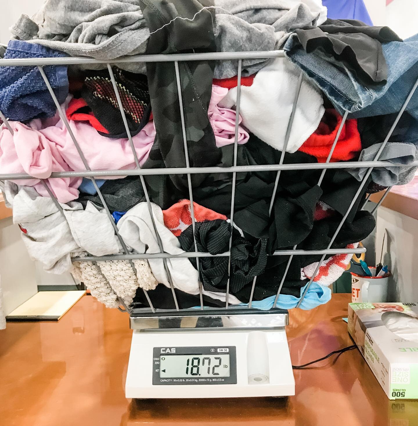 E I G H T E E N pounds of laundry WASH &bull; DRY &bull; FOLDED thanks to @rocketlaundry_sc
.
.
.
I find it hard to &ldquo;keep up&rdquo; with my laundry as a working mama, so I decided to pass the baton to @rocketlaundry_sc and YA&rsquo;LL it&rsquo;