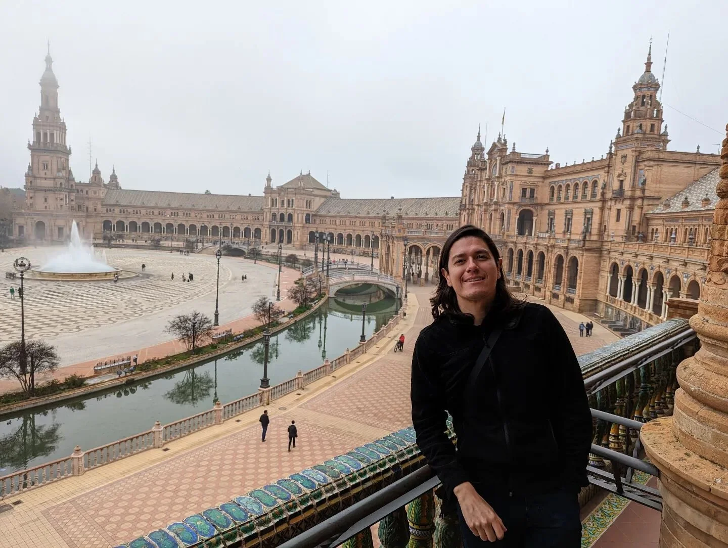 Qu&eacute; hermosa la plaza Espa&ntilde;a de Sevilla!

Ten&iacute;a mucho que no me sorprend&iacute;a tanto al ver una construcci&oacute;n as&iacute;.

C&oacute;mo dijo Alfonso cuando vi&oacute; en persona la Plaza de Espa&ntilde;a de Sevilla, pronun