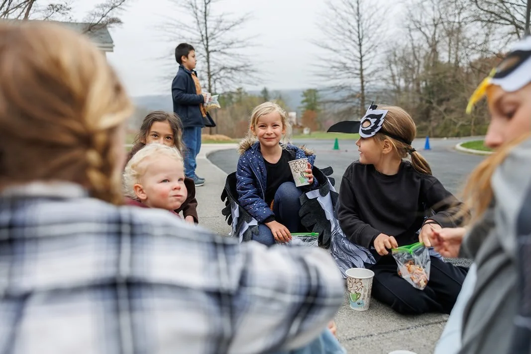 🧚🏻🏴&zwj;☠️Shameless plug - Grammar School parents, we need YOU! 

Our Peter Pan book party is just a couple weeks away, and we are in desperate need for volunteers! Everything from set-up to clean-up, station-running to snack-making&hellip; there&