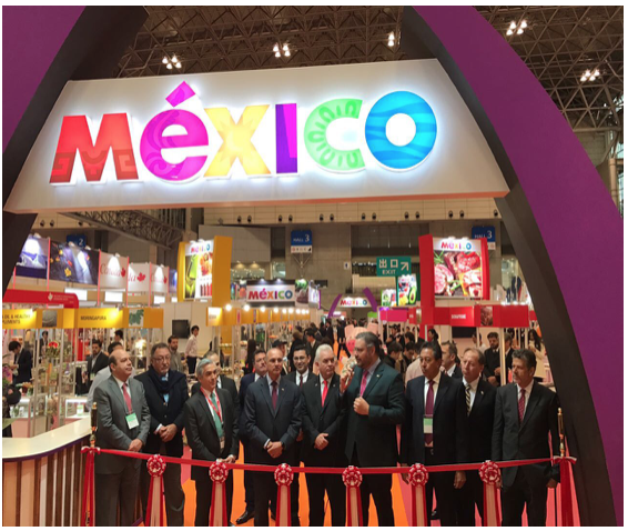José Eduardo Calzada Rovirosa, Carlos Almada López, Manuel Pozo Cabrera, entre otros, presentes en la inauguración del pabellón México. 