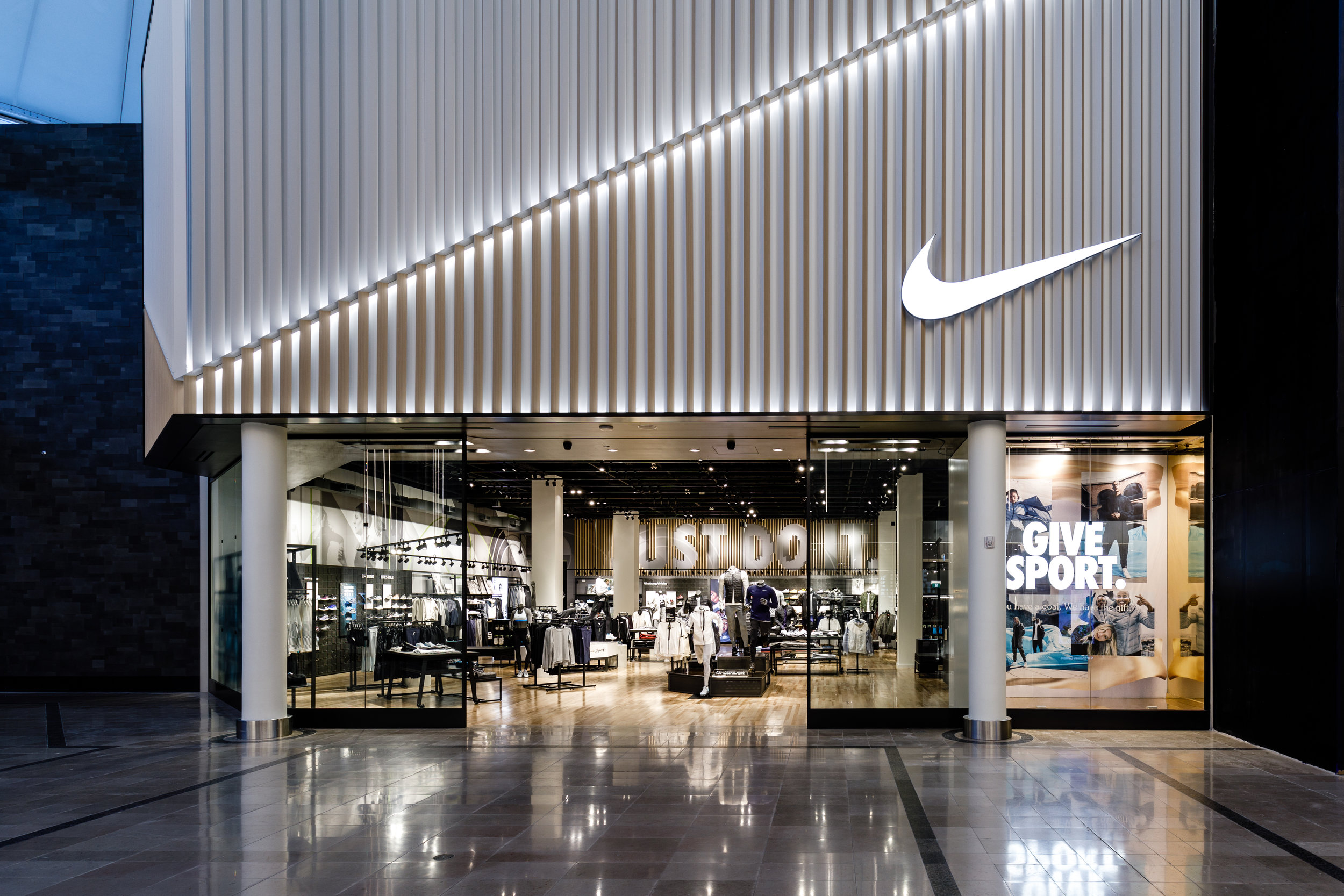 Канада стор. Nike магазин. Nike Amsterdam. НСП найк. Nike магазины зеркальные.