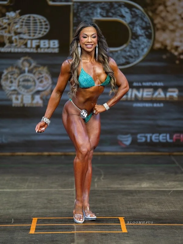 Rising Phoenix World Championships 2025 🐦&zwj;🔥 🏆

Top 3 Open Wellness
Top 4 40+ Wellness
Top 5 35+ Wellness

Coach: @anneluisefreitas @teampannain ❤️
Bikini: @toxicangelzbikinis 
Makeup @beautybynancyj 
Hair @hairbyaddistring 
Tan @protan_officia