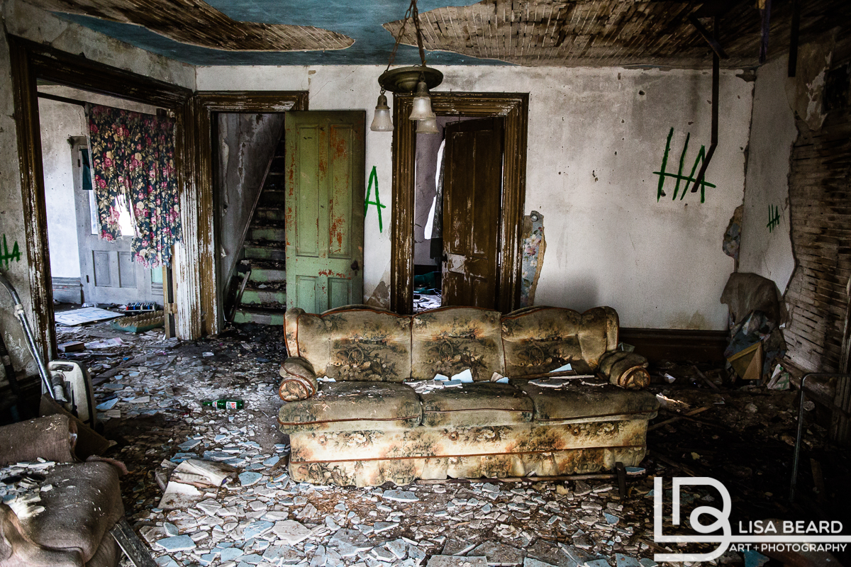 Yes, that is a wheelbarrow pattern on that couch.