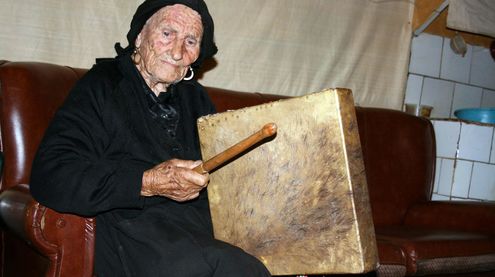 Aunt Gora (106 years old) from El Rebollar (Salamanca) playing her square drum.